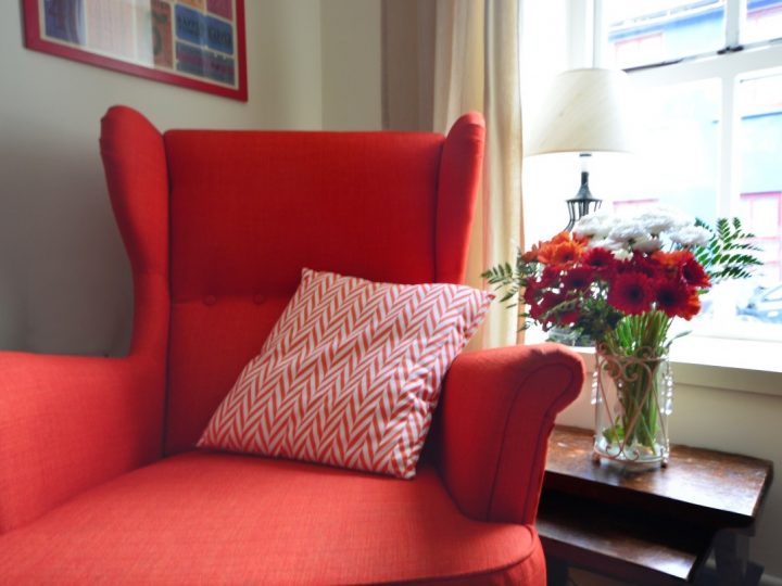 Holiday rentals Ireland - Red armchair
