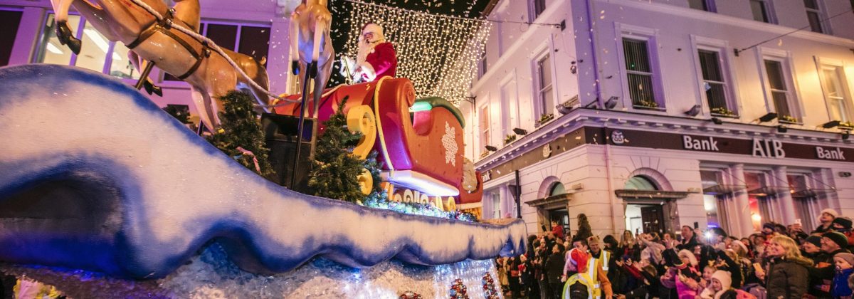 Holiday rentals Kerry - Christmas parade in Killarney
