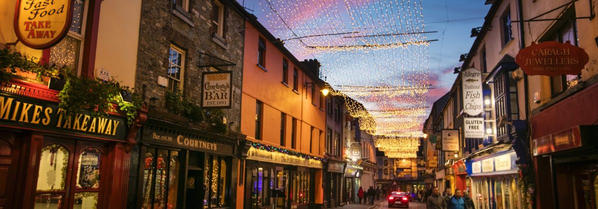 Exclusive holiday cottages Kerry - Killarney street with Christmas lights