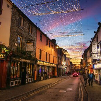 Exclusive holiday cottages Kerry - Killarney street with Christmas lights