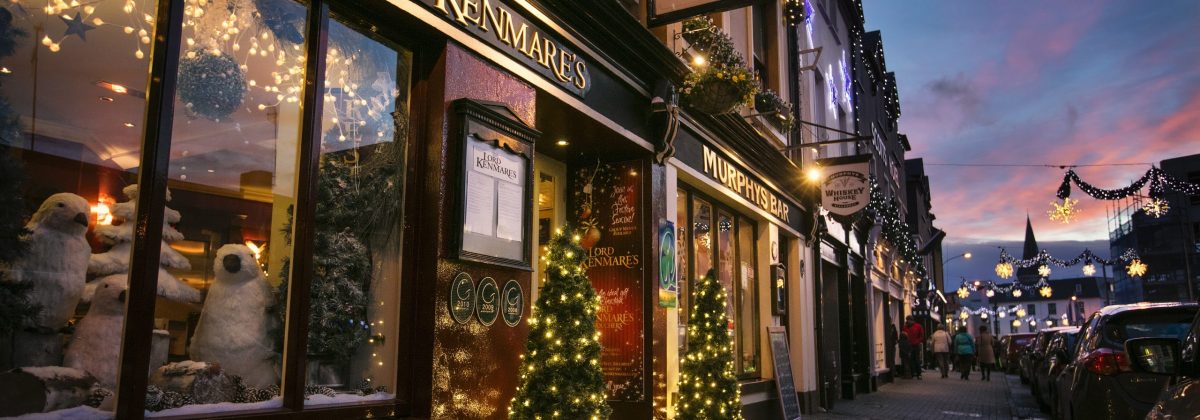 Exclusive holiday rentals on the Wild Atlantic Way - Christmas decorations outside pub