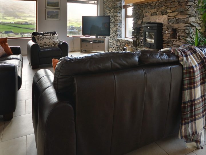 Holiday cottages Dingle - Sofa close up