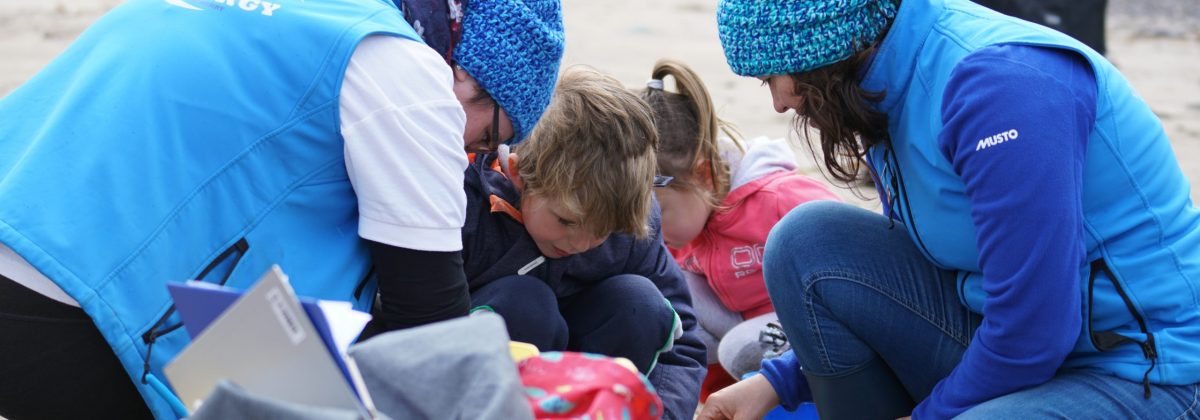 Holiday Homes Wild Atlantic Way - Kids digging in the sand