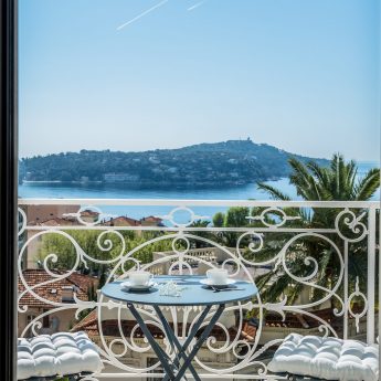 Exclusive holiday rentals on the French Rivera - Balcony sea view through doors