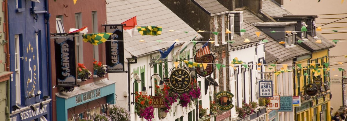Exclusive holiday cottages Kerry - Dingle Main street