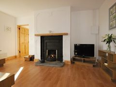 Holiday homes Dingle - Fireplace and TV