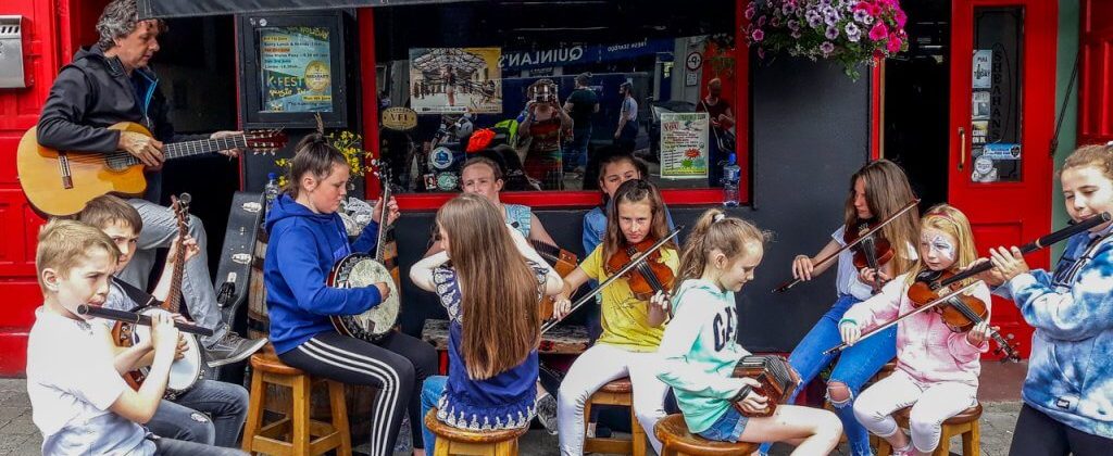 Exclusive holiday cottages Kerry - Musicians outside pub