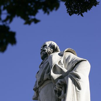 Holiday houses on the French Rivera - Garibaldi statue