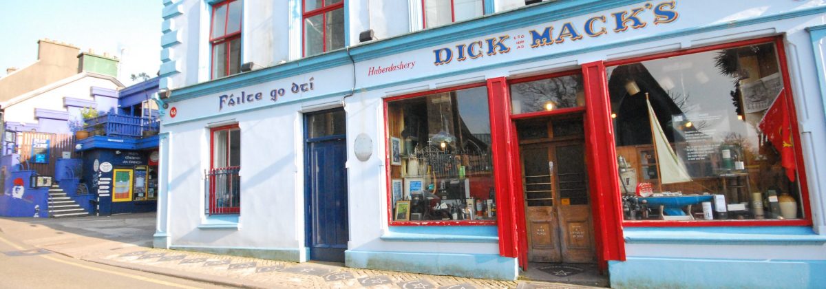 Holiday rentals Dingle - Dick macks pub exterior