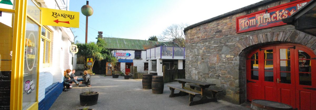 Holiday cottages Kerry - Dick macks pub courtyard