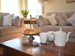 Holiday houses Dingle - Tea and buns on coffee table