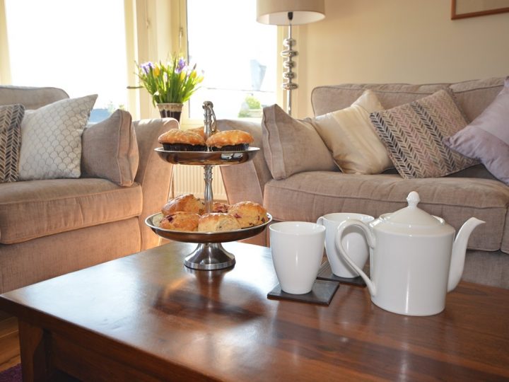 Holiday houses Dingle - Tea and buns on coffee table