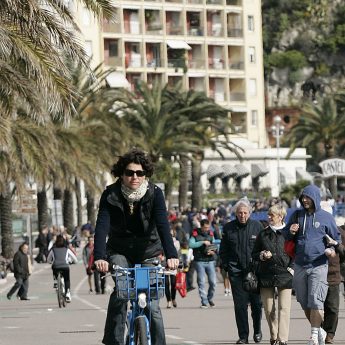 Exclusive holiday villas on the French Rivera - Cyclist on bike