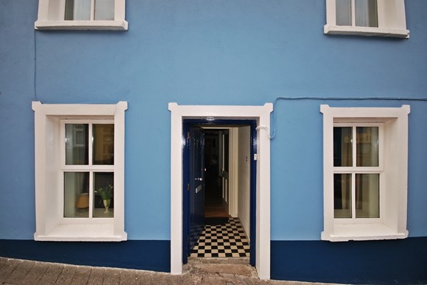 Holiday cottages Kerry - John street blue house exterior