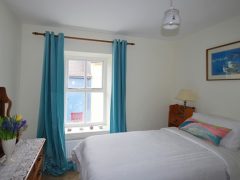 Exclusive holiday houses Kerry - Bed and dressing table