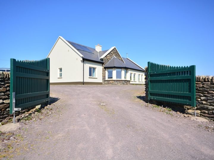 Luxury Holiday Homes Ireland - Open gates into house driveway