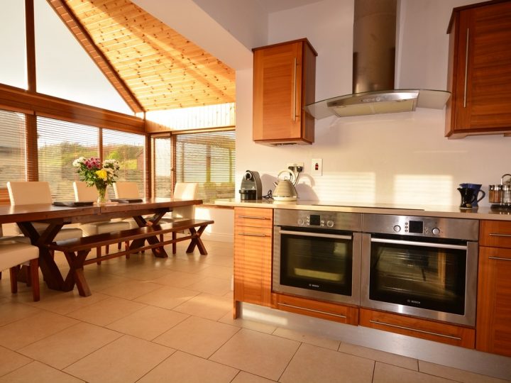 Exclusive Holiday Lets on the Wild Atlantic Way - Kitchen Oven and Dining table