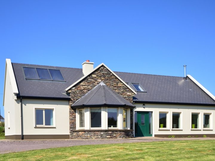 Exclusive holiday cottages Kerry - Home exterior and driveway