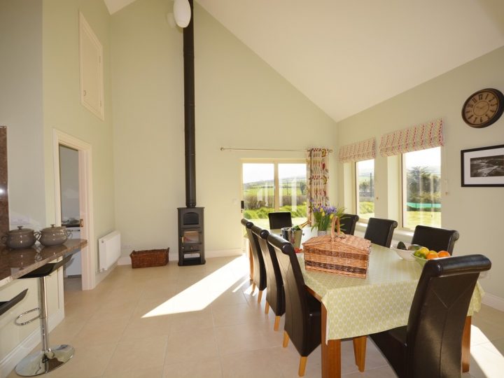 Exclusive holiday cottages Kerry - Dining table with welcome basket
