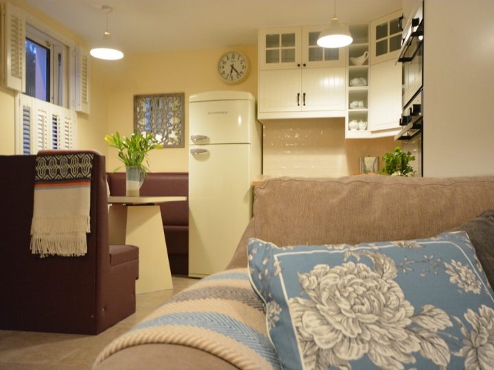 Exclusive holiday houses Kerry - Kitchen and sofa close up