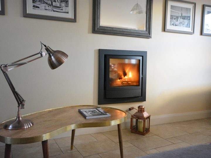 Exclusive holiday cottages Kerry - Coffee table and fireplace