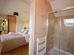 Exclusive holiday houses on the Wild Atlantic Way - Ensuite shower and bed
