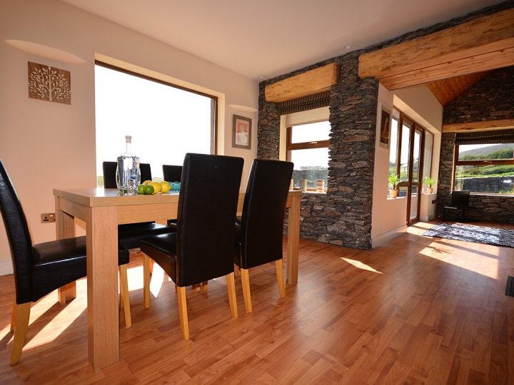 Exclusive holiday houses Kerry - Dining table