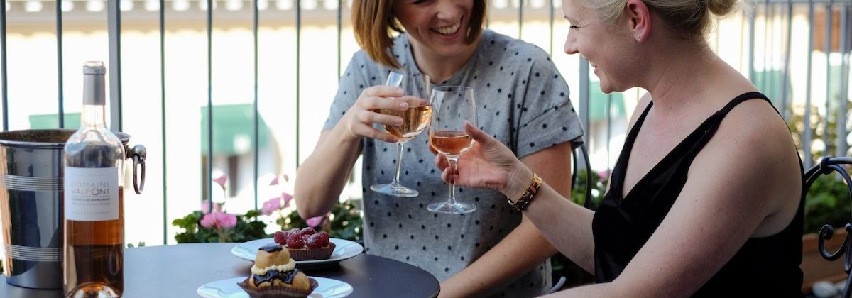 Maisons de vacances Nice - Des invités qui boivent du vin sur le balcon
