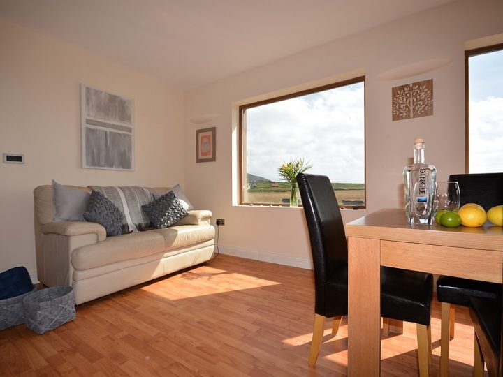 Exclusive holiday cottage on the Wild Atlantic Way - Couch in dining room