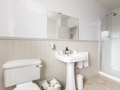 Holiday rentals Ireland - Duinin Cottage Bathroom
