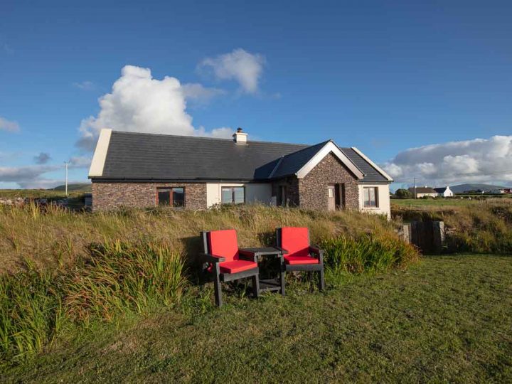 Holiday houses Ireland - Exterior chairs