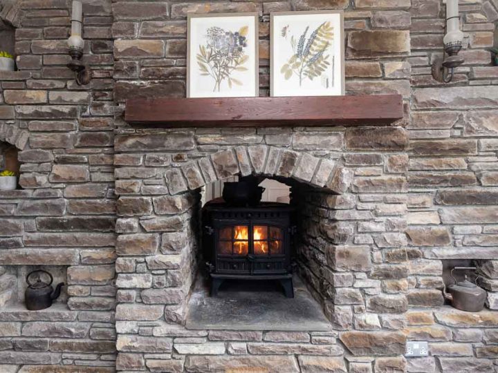 Exclusive holiday cottage on the Wild Atlantic Way - Fireplace close