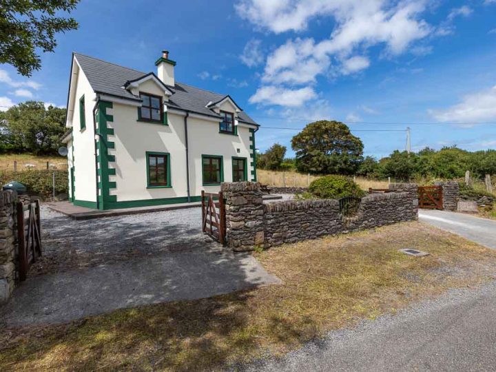 Holiday rentals Wild Atlantic Way - Driveway exterior